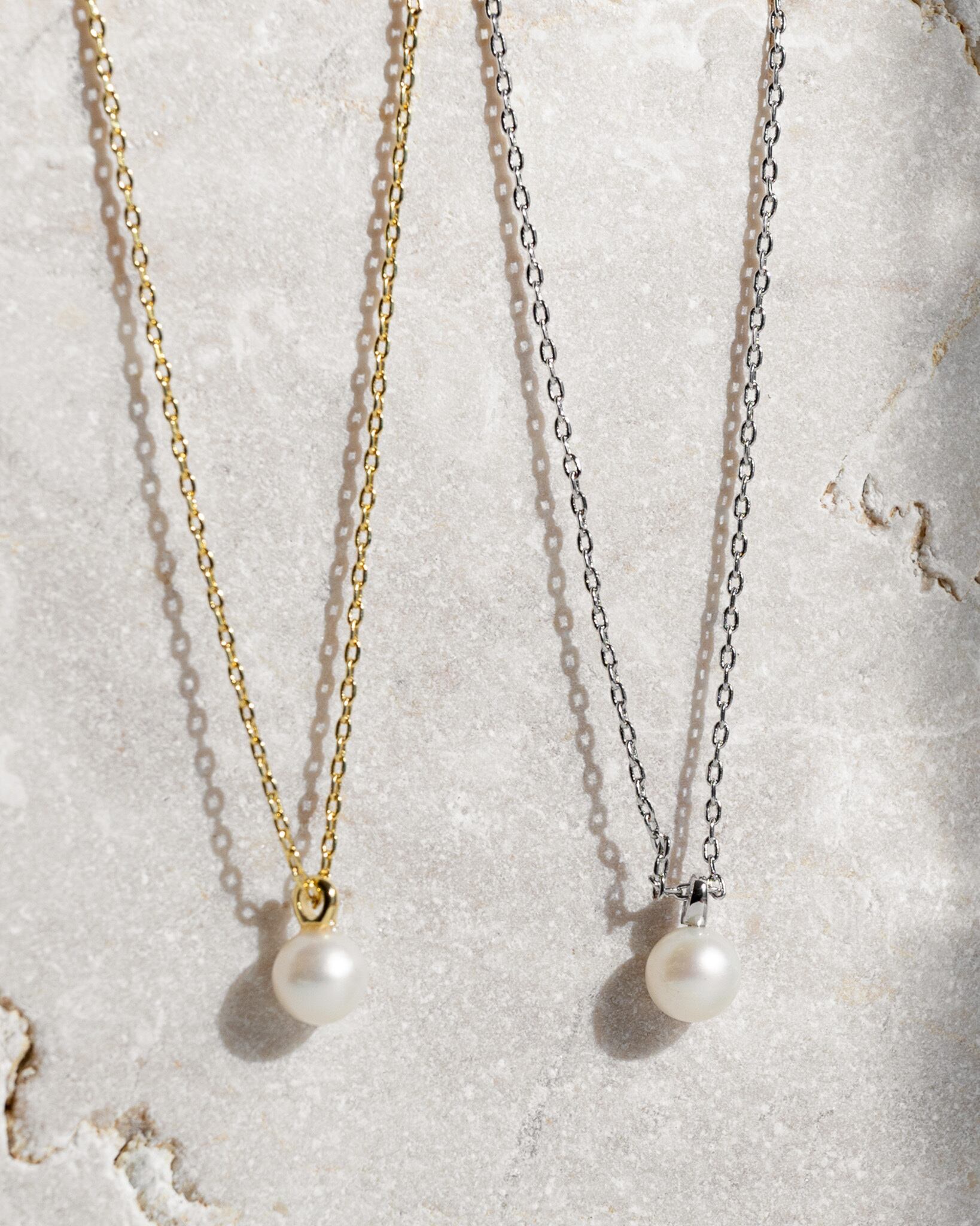 Single pearl pendant necklace