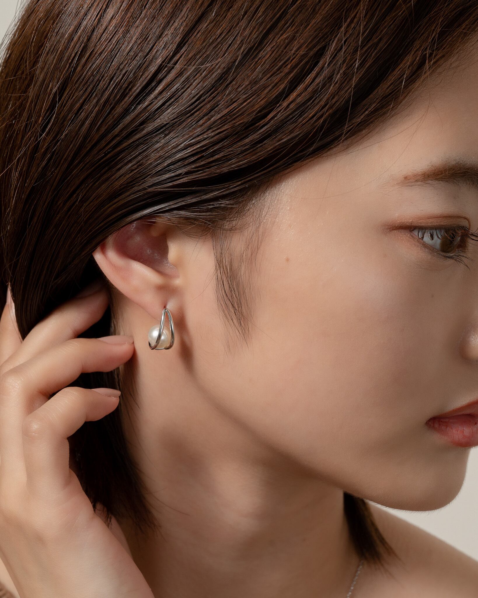 Double line pearl stud pierce