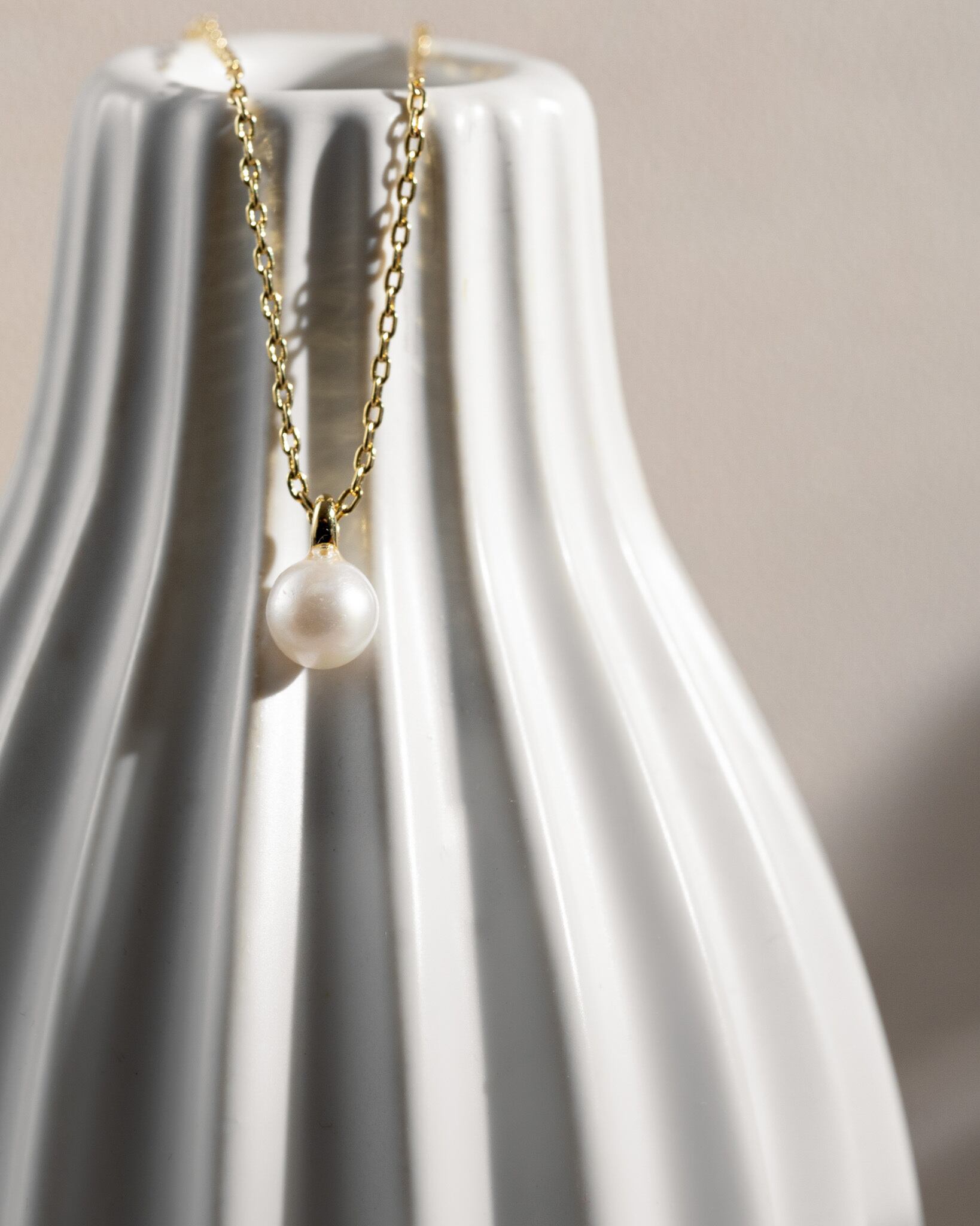 Single pearl pendant necklace