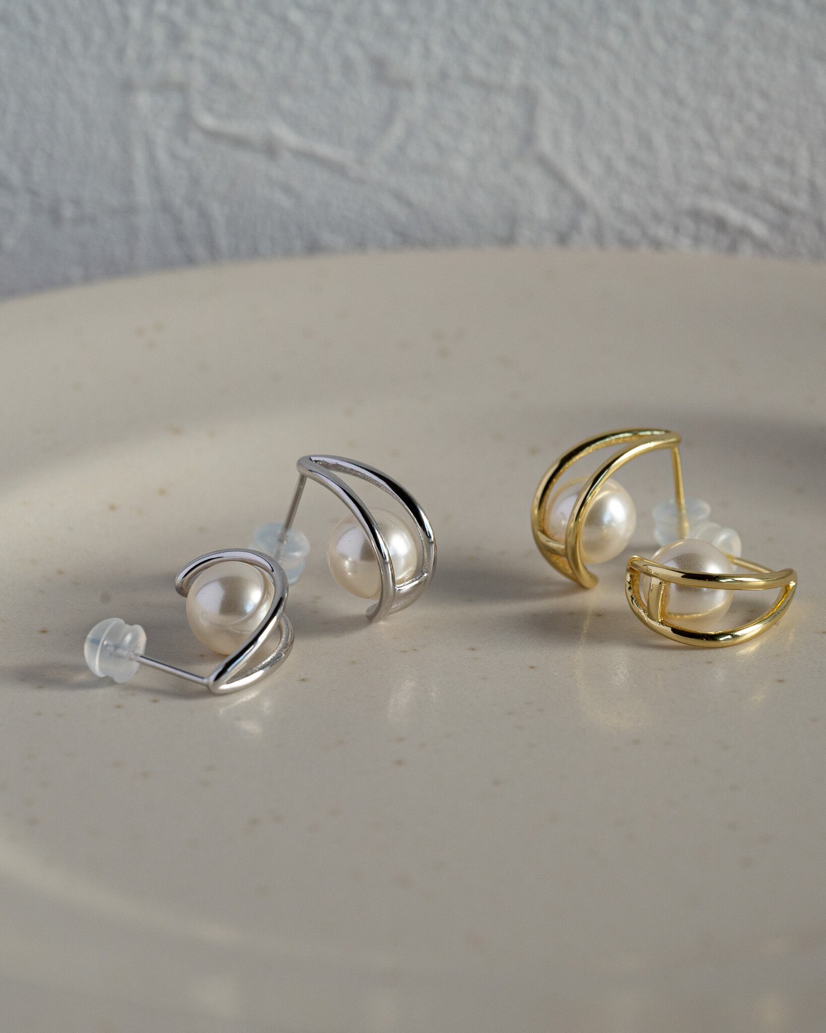 Double line pearl stud pierce