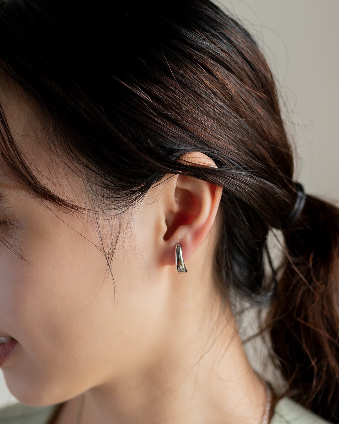 Curve line studs pierce