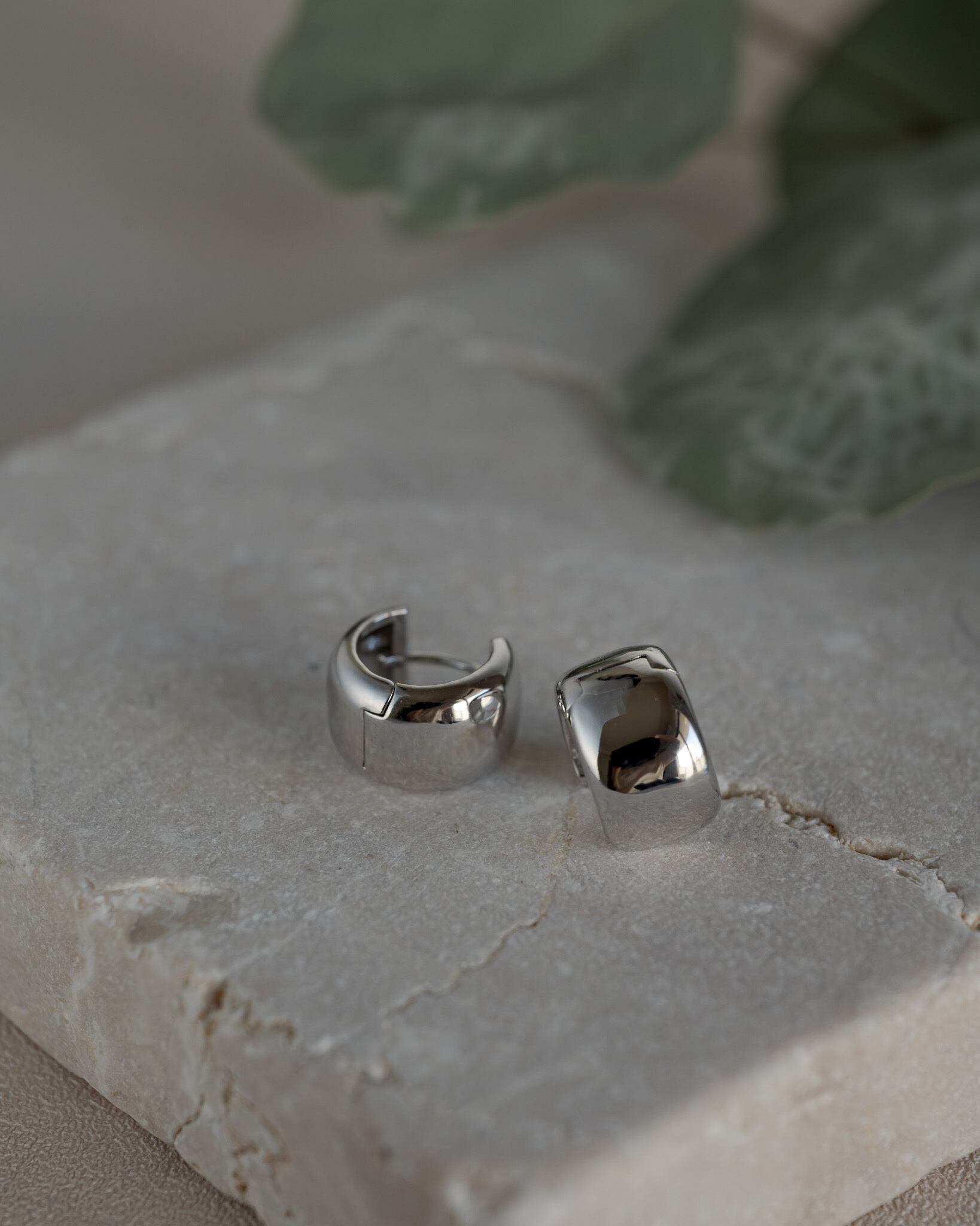 Band hoop mini earrings