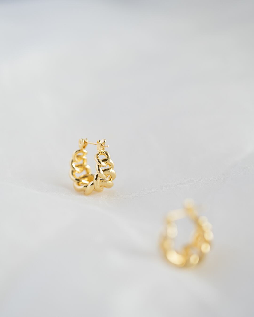 Bold chain design pierce