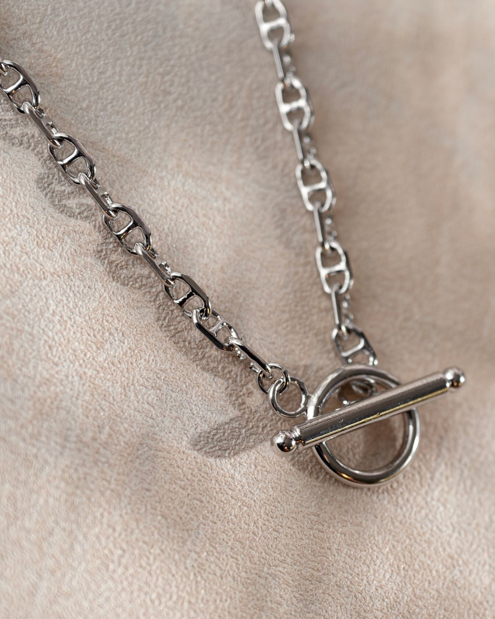 Marine chain mantel necklace