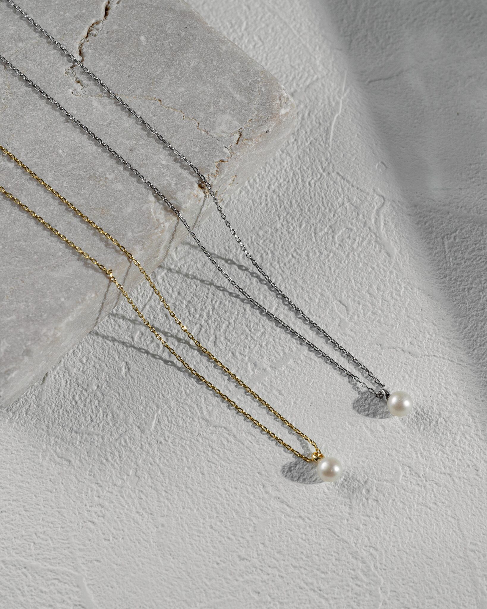 Single pearl pendant necklace