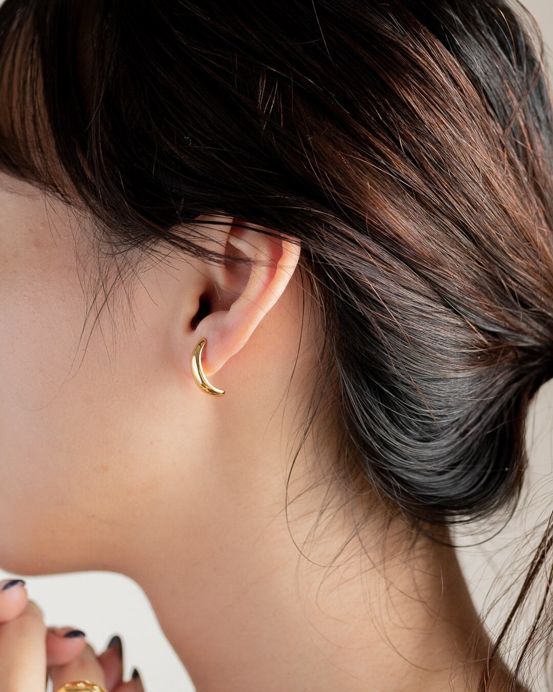 Curve line studs pierce